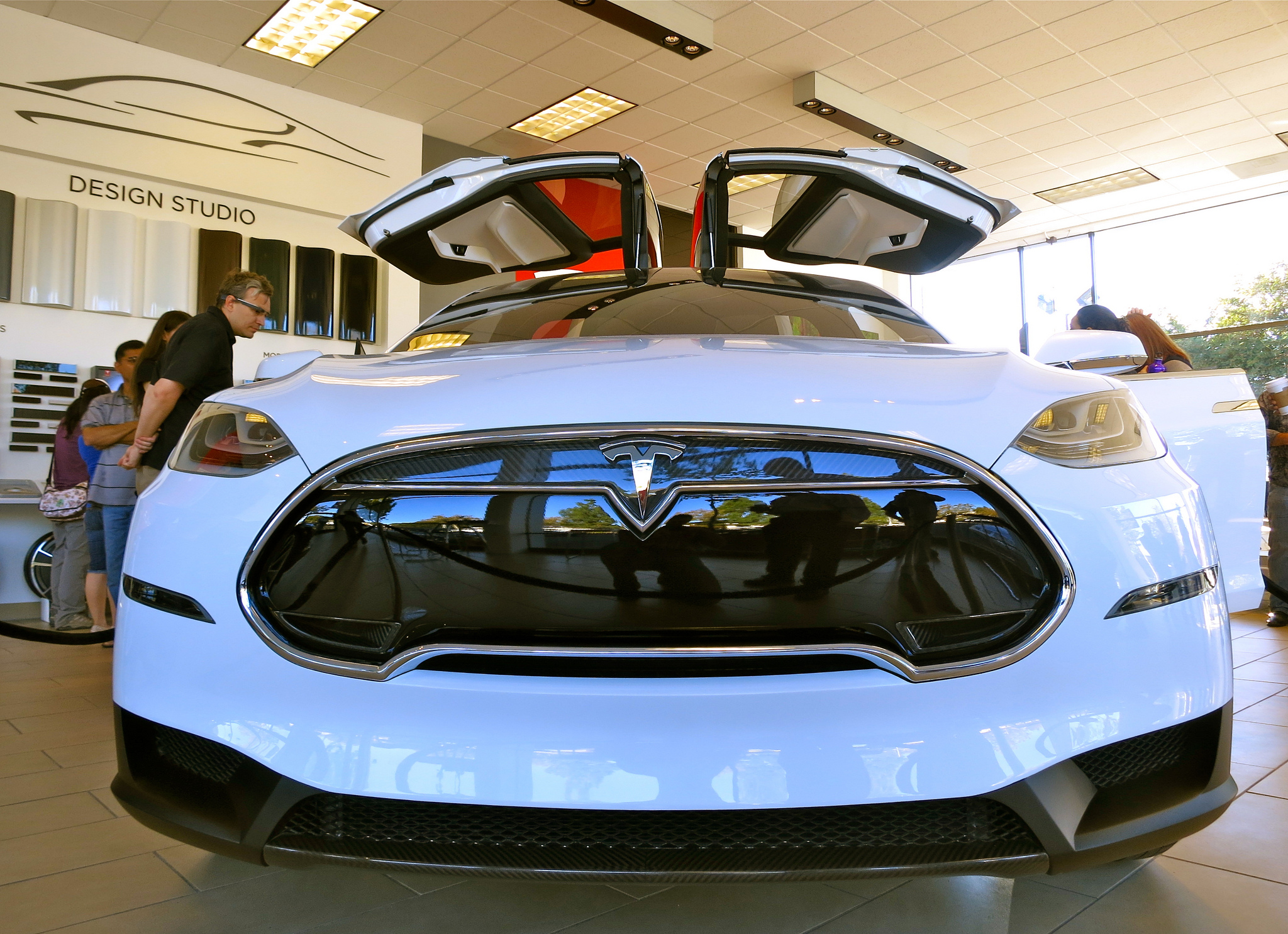 Musk deelt nieuwe video over zelfrijdende auto Tesla Slim